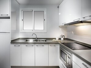 Een koelkast, een microgolfoven, een koffiezetapparaat/waterkoker