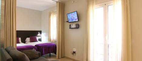 Tabla de planchar con plancha, Internet, ropa de cama