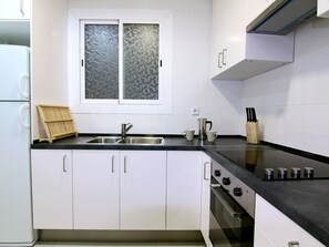 Een koelkast, een microgolfoven, een koffiezetapparaat/waterkoker