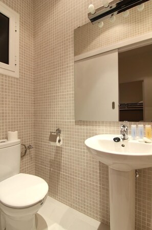 Sèche-cheveux, serviettes fournies