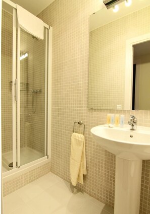 Een haardroger, handdoeken