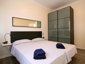 2 bedrooms, iron/ironing board, Internet, bed sheets