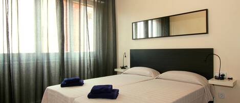 2 bedrooms, iron/ironing board, internet, bed sheets