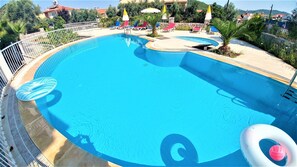 Piscine extérieure, parasols de plage, chaises longues
