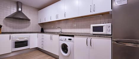 Kühlschrank, Mikrowelle, Ofen, Wasserkocher mit Kaffee-/Teezubehör