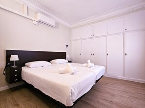 4 slaapkamers, geluiddichte muren, een strijkplank/strijkijzer, internet