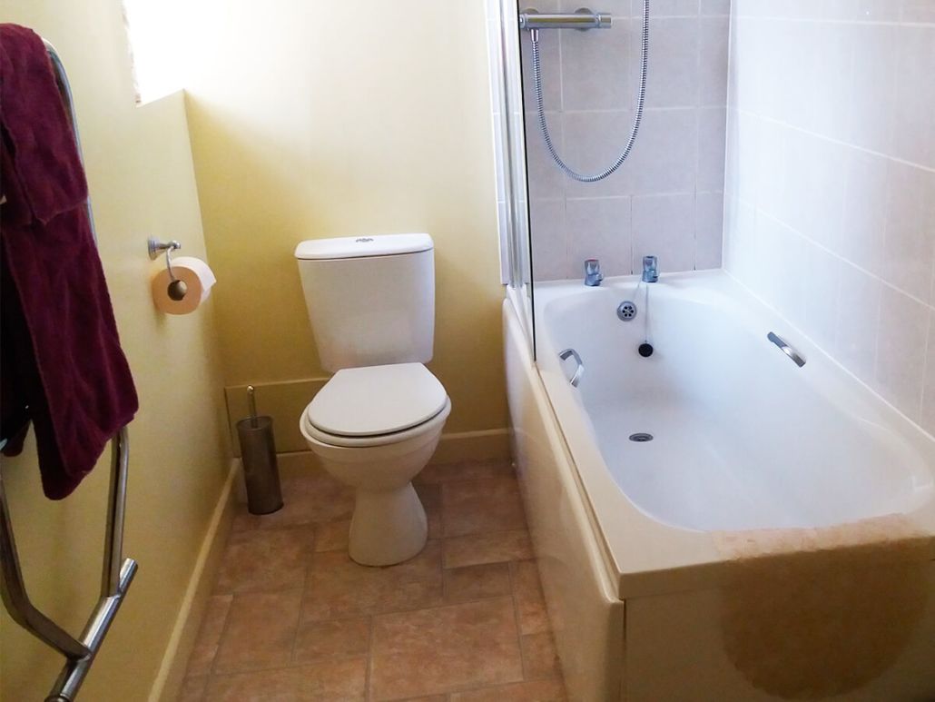 cottage, 2 bedrooms | bathroom | rainfall showerhead, free toiletries, hair dryer, towels
