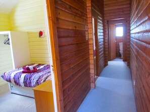 Cabaña básica, 3 habitaciones | Ropa de cama de alta calidad y decoración personalizada 