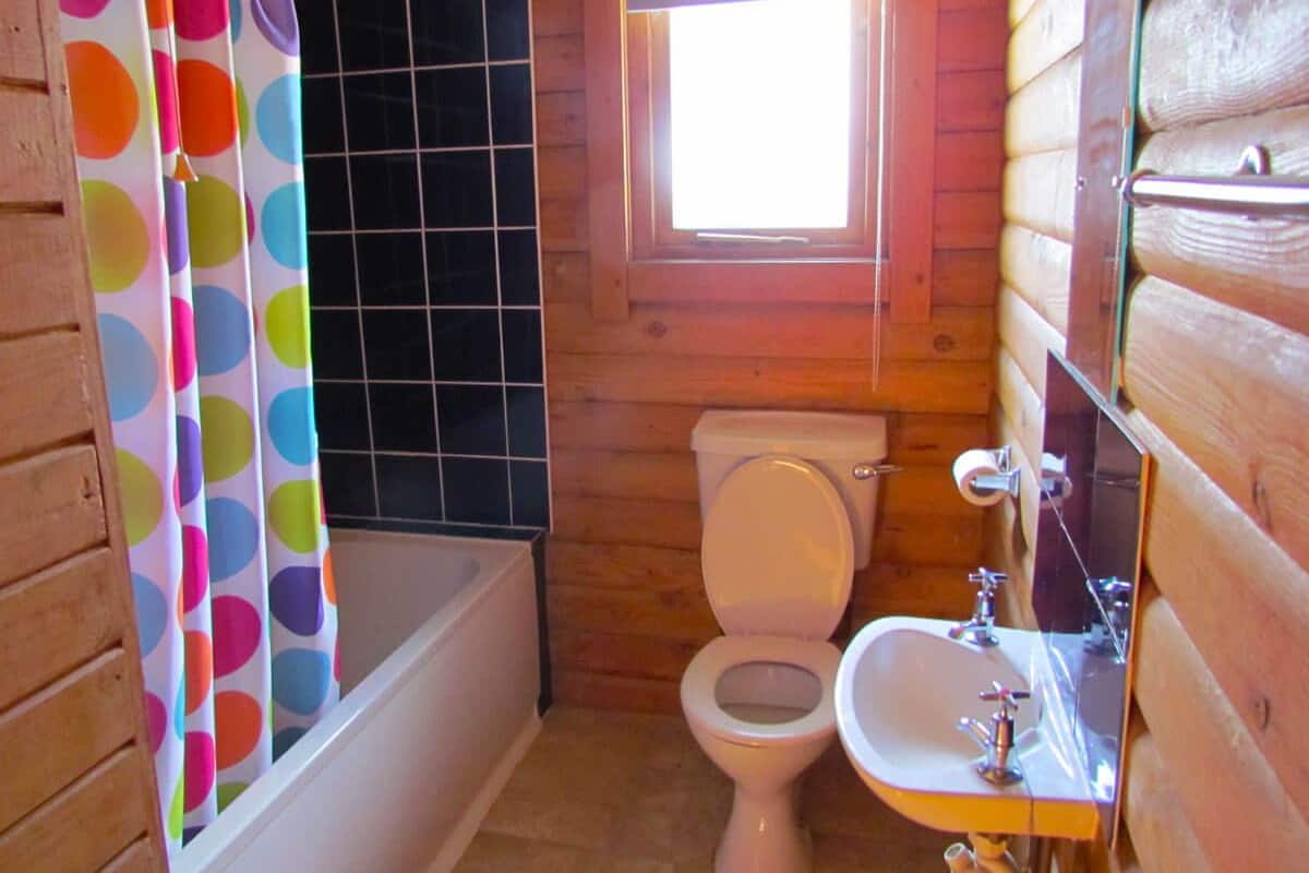 basic cabin, 3 bedrooms | bathroom | rainfall showerhead, free toiletries, hair dryer, towels