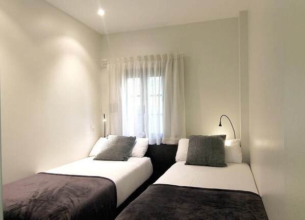 1 slaapkamer, een strijkplank/strijkijzer, internet, beddengoed