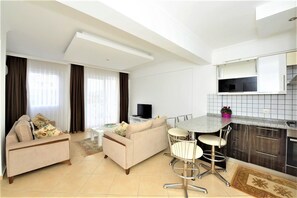 Departamento, 2 habitaciones, para no fumadores | Área de sala de estar | Televisión LCD