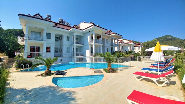 Outdoor pool, pool umbrellas, sun loungers - Olympia Apartments 6 Solovilla (Fethiye)