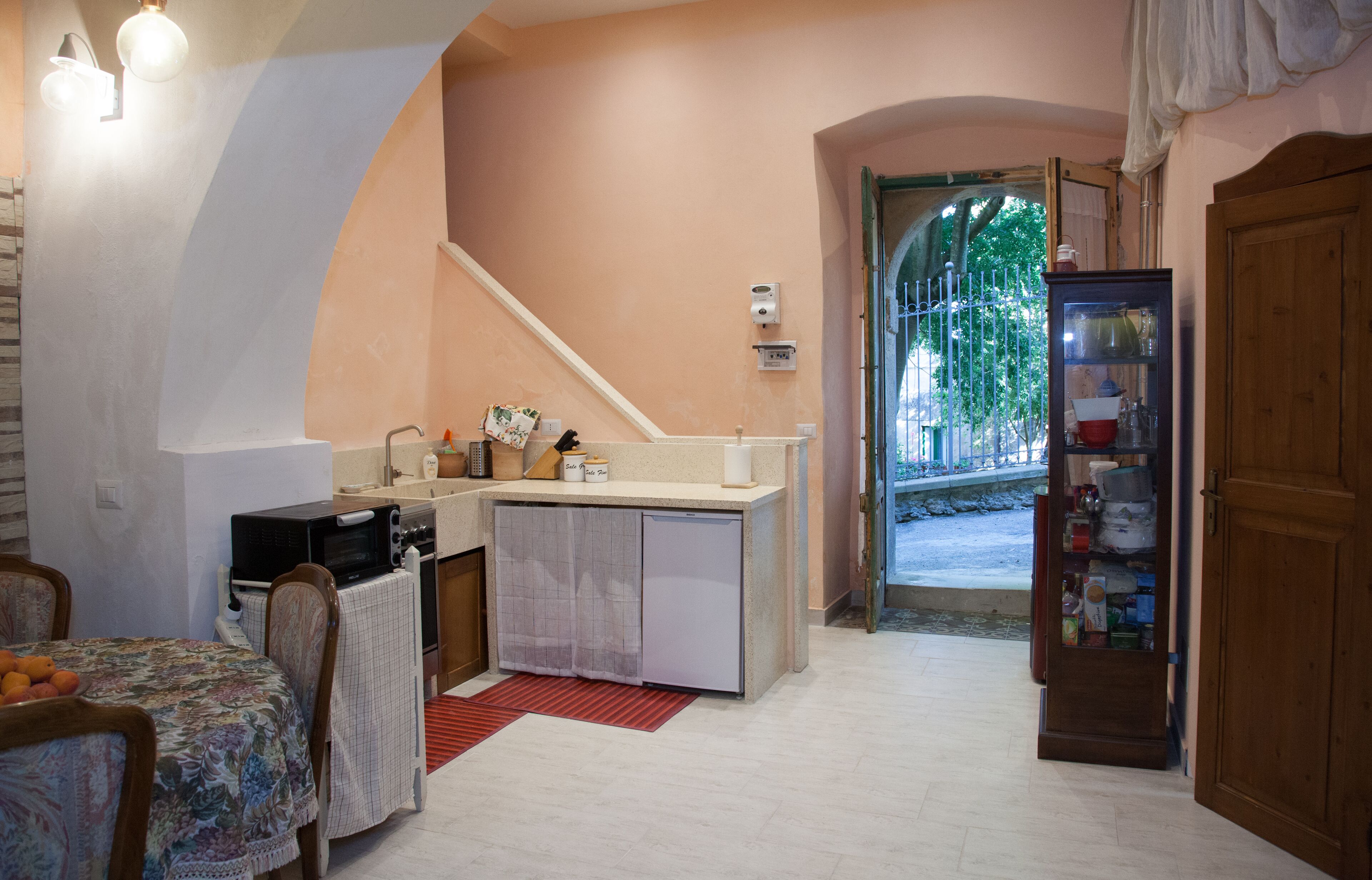 Kühlschrank, Ofen, Herdplatte, Wasserkocher mit Kaffee-/Teezubehör