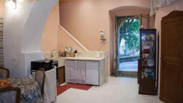 Kühlschrank, Ofen, Herdplatte, Wasserkocher mit Kaffee-/Teezubehör