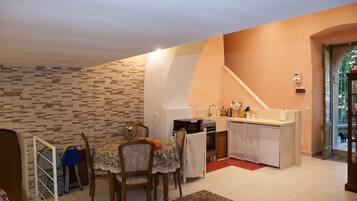 Frigorifero, forno, piano cottura, macchina per tè/caffè