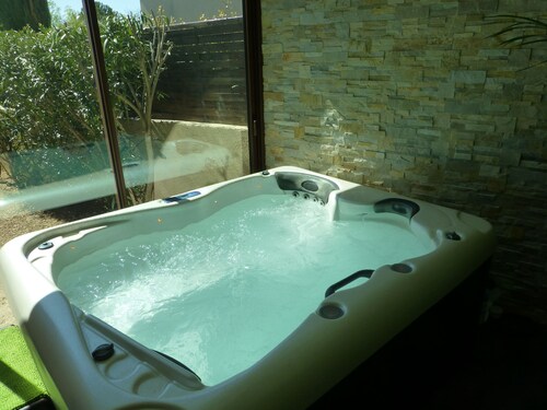 Residential villa with spa 5 minutes from Gordes