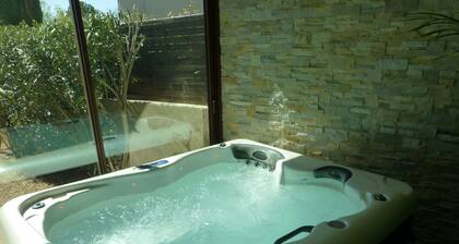 Residential villa with spa 5 minutes from Gordes