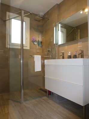 Dusche, Haartrockner, Handtücher, Seife