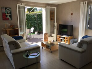 Fernseher, DVD-Player, Bücher, Stereoanlage
