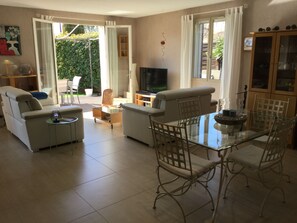 Télévision, lecteur de DVD, livres, chaîne hi-fi