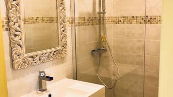 Douche, savon, shampoing, papier toilette