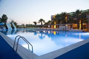 Außenpool (je nach Saison geöffnet), Liegestühle