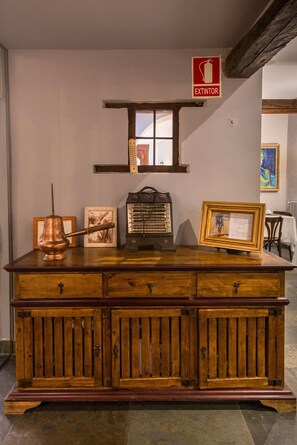 Un mueble de madera con cajones y un ventanal encima.