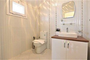 Apartment, 2 Schlafzimmer, Nichtraucher | Badezimmer | Dusche, kostenlose Toilettenartikel, Handtücher