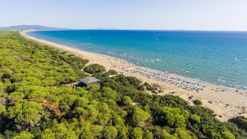 Una spiaggia nelle vicinanze, sabbia bianca, lettini da mare, ombrelloni