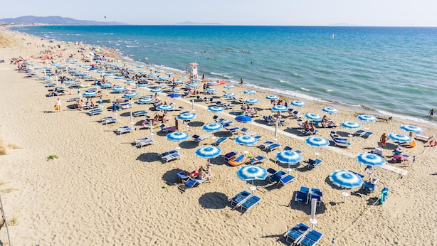 A beach with numerous sun loungers and umbrellas, a lifeguard tower, and a clear view of the sea. - Gitavillage Le Marze (Grosseto)