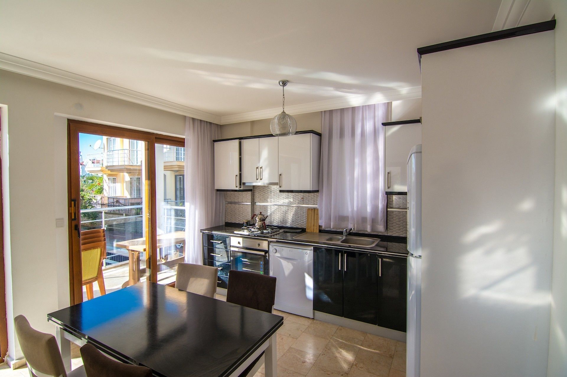Apartment | Dapur kecil peribadi | Peti sejuk/penyejuk beku saiz penuh, ketuhar gelombang mikro, ketuhar 