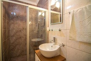 Apartment | Badezimmer | Dusche, Handtücher