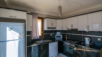 Apartemen | Dapur kecil pribadi | Lemari es besar, microwave, oven, dan kompor