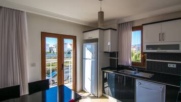 Apartment | Private kitchenette | Full-sized fridge, microwave, oven, stovetop