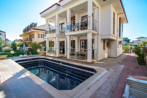 Outdoor pool, pool loungers