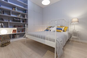 3 habitaciones, tabla de planchar con plancha, internet y ropa de cama