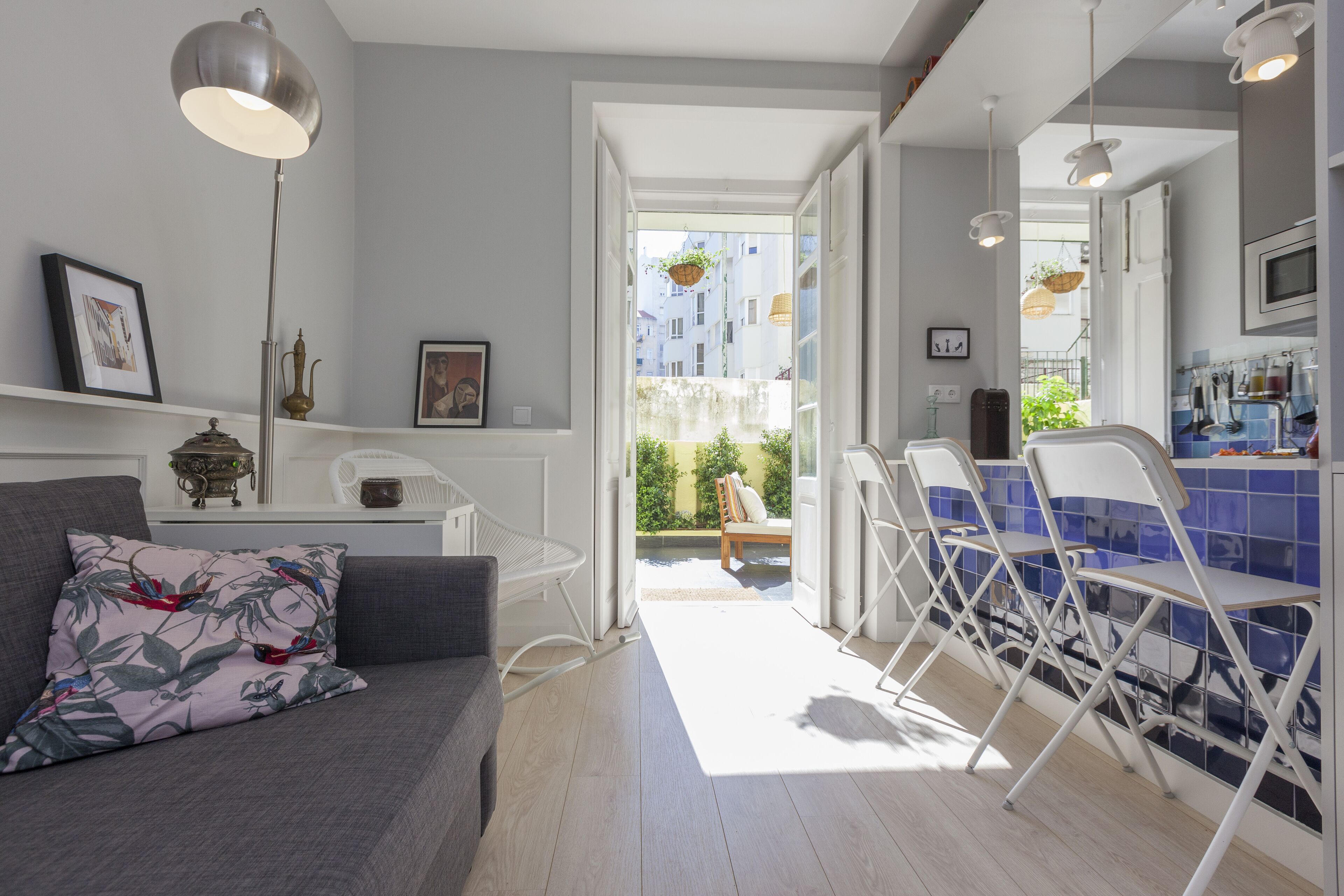 Una televisión, libros