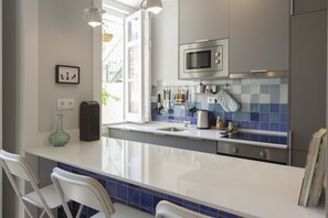 Fridge, microwave, oven, stovetop - Live like a Lisboeta! Located in the quiet and quaint neighborhood of Arroios (Lisboa)