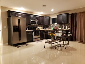 Geladeira, micro-ondas, fogão, cooktop