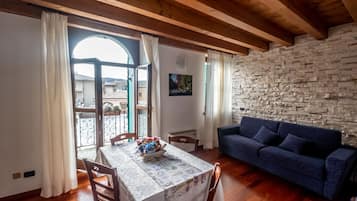 Standard-Apartment, 1 Schlafzimmer | Essbereich im Zimmer