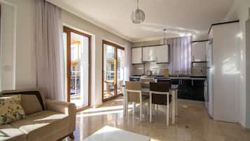 Apartment, Pool View | Dapur kecil peribadi | Peti sejuk/penyejuk beku saiz penuh, ketuhar gelombang mikro, ketuhar