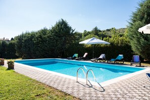 Piscine extérieure (ouverte en saison), parasols de plage