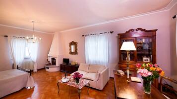 House, 4 Bedrooms, Private Pool | Living area