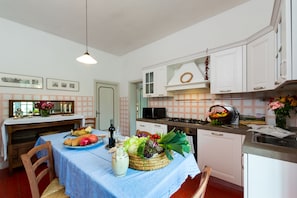 House, 4 Bedrooms, Private Pool | Private kitchen | Full-size fridge, microwave, oven, stovetop - Casa Macchia (Cortona)