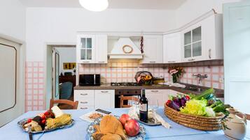 House, 4 Bedrooms, Private Pool | Private kitchen