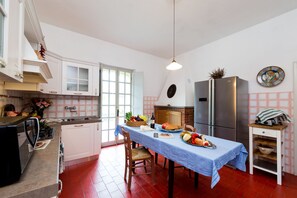 Maison, 4 chambres, piscine privée | Restauration dans la chambre