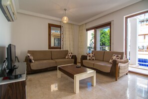 Appartement, vue piscine | Salle de séjour | Télévision LCD, films à la carte