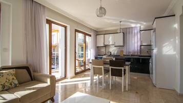 Apartment, Pool View | Dapur kecil peribadi | Peti sejuk/penyejuk beku saiz penuh, ketuhar, dapur