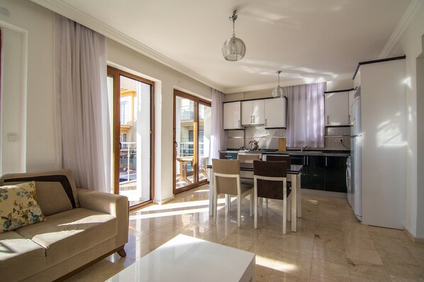 Appartement, vue piscine | Coin cuisine privé | Grand réfrigérateur, four, plaque de cuisson, lave-vaisselle