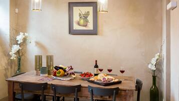 House, 5 Bedrooms, Private Pool | In-room dining